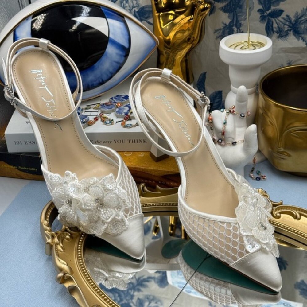 🆕 BETSEY JOHNSON 🧿 NWOB Susie Ivory Mesh Floral Embroidered Pump, Sz US 7 - Picture 4 of 15